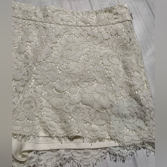 Express cream colored lace shorts. Size 4. - Picture 5 of 11